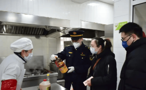 公办学校食堂：10元一餐难盈利，老师兼职家长怨，谁来破解困局？