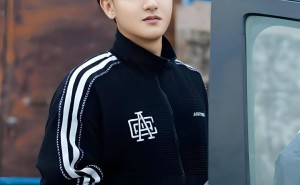 黄子韬直播卖卫生巾引热议，医生解读“医护级”标准安全性