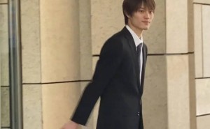 上村谦信性骚扰案出庭，否认指控当庭哽咽