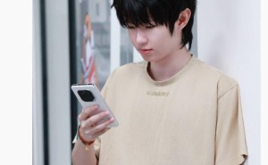 荣耀GT Pro真机泄露：白色后盖+居中方形相机，直角边框设计亮眼