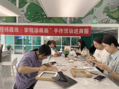 宋锦珍珠画跨界商圈，传统技艺在现代绽放新光彩！