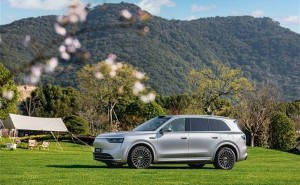 问界M8震撼上市！家庭旗舰SUV新选择，售价35.98万元起