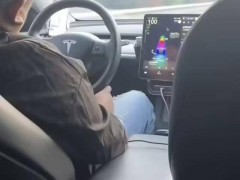 顺风车司机高速路上开辅助驾驶竟睡着，平台补偿5元优惠券引热议
