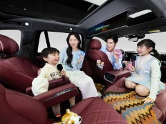 问界M8上市：车载智慧助手小艺，让家庭出行更有趣味与温馨