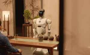 智平方AlphaBot 2升级亮相：DeepSeek技术赋能，开启通用智能新篇章