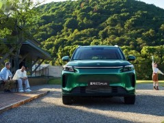 蓝电E5 PLUS新增旅行舒享版，1.5升插混续航165公里，售价14.38万起