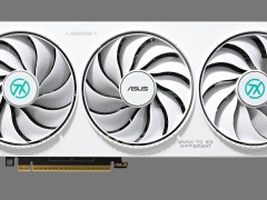 华硕天选RTX 5070显卡亮相：纯白外观搭配三风扇散热，厚度2.5槽
