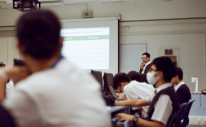 AI入校，教师是喜是忧？学生作业帮手还是作弊利器？