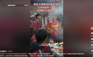 刘强东亲送外卖并聚餐快递小哥：共话努力与成长，传递正能量