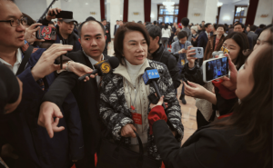 董明珠“绝不用海归派”言论引争议，企业选人需摒弃偏见