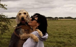 英国27岁女孩携爱犬房车游全国，月支出仅650镑，自在生活惹人羡