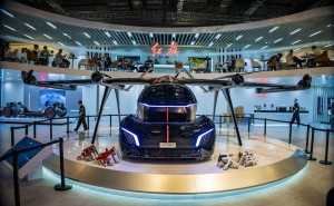 红旗豪华飞行汽车“天辇1号”惊艳亮相上海车展，年内将实现首飞