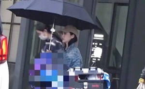 景甜雨天出行独自撑大伞，助理冒雨狂奔，网友争议不断
