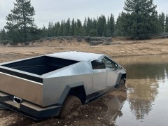 特斯拉Cybertruck涉水挑战失败，车主爱车被困河中