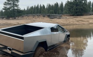 特斯拉Cybertruck涉水挑战失败，车主爱车被困河中