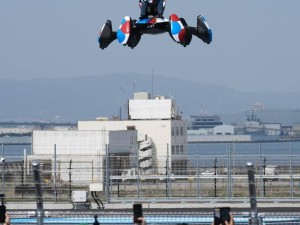大阪世博会飞行汽车演示突发意外，零部件脱落演示紧急叫停！