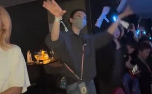 谢霆锋王菲爱情甜蜜再现！谢婷婷转发王菲现身演唱会视频引热议