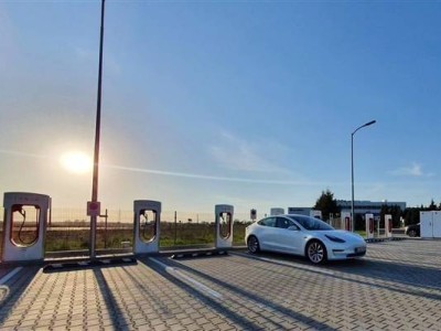 我国充电设施大飞跃：1374.9万台布局全国，高速服务区充电无忧