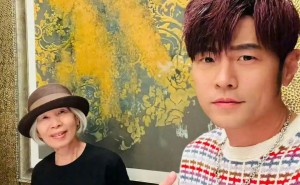 周杰伦与78岁妈妈叶惠美自拍，红发时尚，妈妈笑容超温馨！