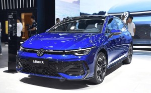 新款高尔夫300TSI R-Line上市，配置调整售价不变，外观依旧凶悍！