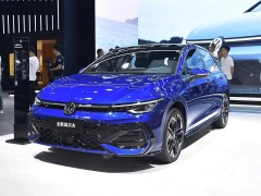 新款高尔夫300TSI R-Line上市，配置调整售价不变，外观依旧凶悍！