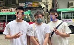 陈奕迅香港街头低调现身，与路人合影略显小紧张？