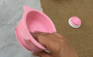 狗狗也爱辅食碗？女子给狗子特制“防推碗”，狗子呆萌尝试笑翻网友