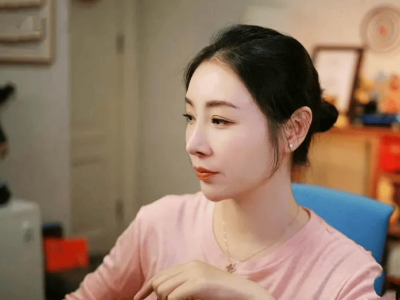 女流坦言某音直播自由度高，网友热议：财富自由后的生活真惬意！