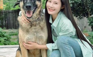 王泫梓妍与萌宠亲密互动，温馨合影让粉丝直呼有爱！