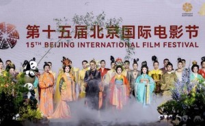缂丝华服映大唐，孙笠轩携非遗技艺绽放北京国际电影节