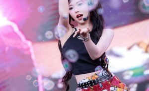 程潇北京元气森林音乐节首秀，甜美双马尾搭配火辣身材引热议！