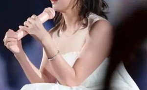 孙燕姿等女星也难挡岁月？中年发福引热议，健康自信才是真女神！