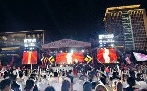 荣昌青年音乐节燃爆人民广场，两万青年共赴音乐盛宴