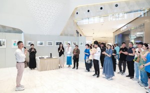 15岁少年邓为画展启幕：以画笔描绘想象界，探索星辰与时光