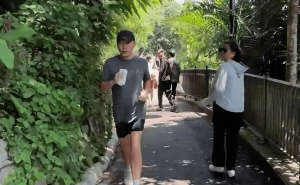梁朝伟63岁晨跑状态佳，自然老去依然活力满满！