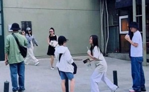 贾乃亮李小璐罕见同框陪甜馨出游，网友：为了孩子要复婚吗？