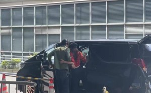 林志玲黑泽良平东京机场秀恩爱，老夫老妻甜蜜依旧引热议