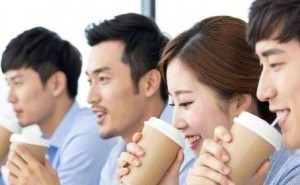 即时零售大战升级，淘宝闪购饿了么奶茶免单活动你抢到了吗？
