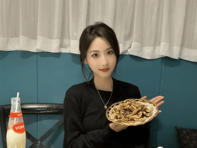 LPL女解说鼓鼓遭私信轰炸，无奈喊话：别再发这些奇葩内容了！