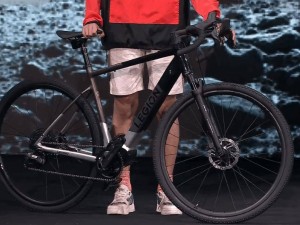 联想拯救者跨界发布：电助力自行车、AI眼镜及模拟驾驶套装来袭！