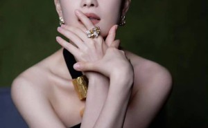 倪妮黑色挂脖裙演绎摩登时尚，美背撩人，魅力爆棚！