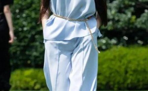 夏日缤纷色彩，彩色裤装如何穿出个性时尚范？