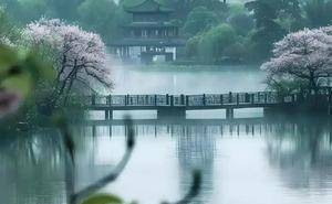 黎明破晓，画桥之上，谁家鸡鸣唤醒了西湖的晨曦？
