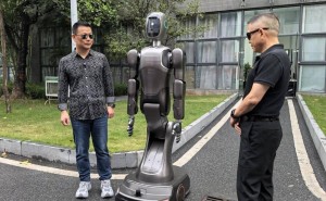 美的人形机器人“美罗”进厂打工，下半年将亮相零售门店当“导购”