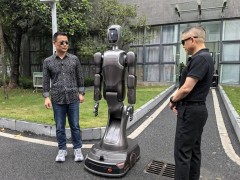 美的人形機(jī)器人“美羅”進(jìn)廠打工，下半年將亮相零售門店當(dāng)“導(dǎo)購”