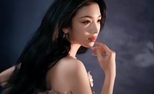 代露娃裸粉仙裙秀美背，精致造型尽显优雅魅力！