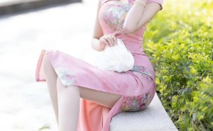 王馨瑶粉色旗袍秀，柔美与性感并存，东方韵味尽显！