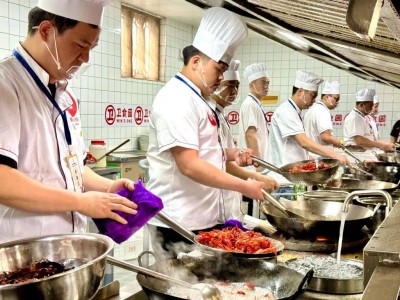 蚌埠龙虾争霸赛燃爆卫食园，谁将夺得“虾王”桂冠？