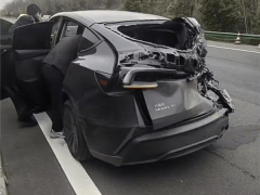 特斯拉Model Y遭卡車追尾，安全性能顯神威，車主安然無恙！