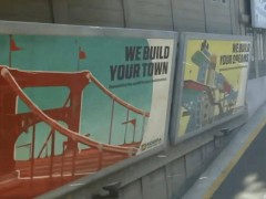 《馬力歐賽車世界》背景廣告牌圖像疑AI創作？任天堂：非也！